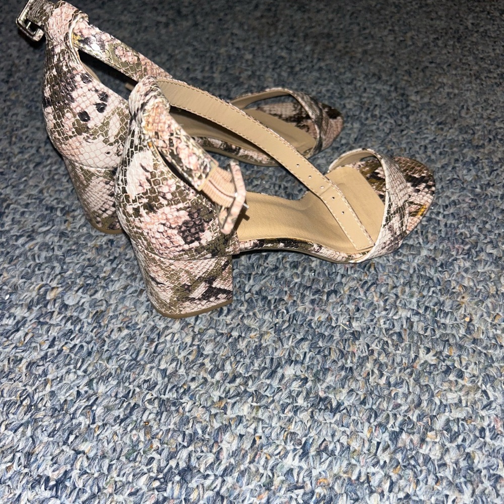 Y- not small heel snake skin print gold, beige. Black and white - Picture 3 of 3